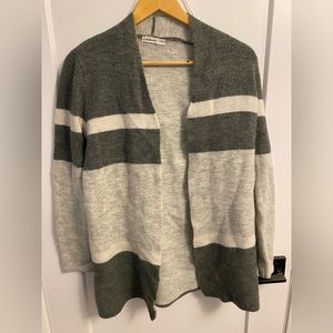 Reitmans grey and white long sleeve cardigan